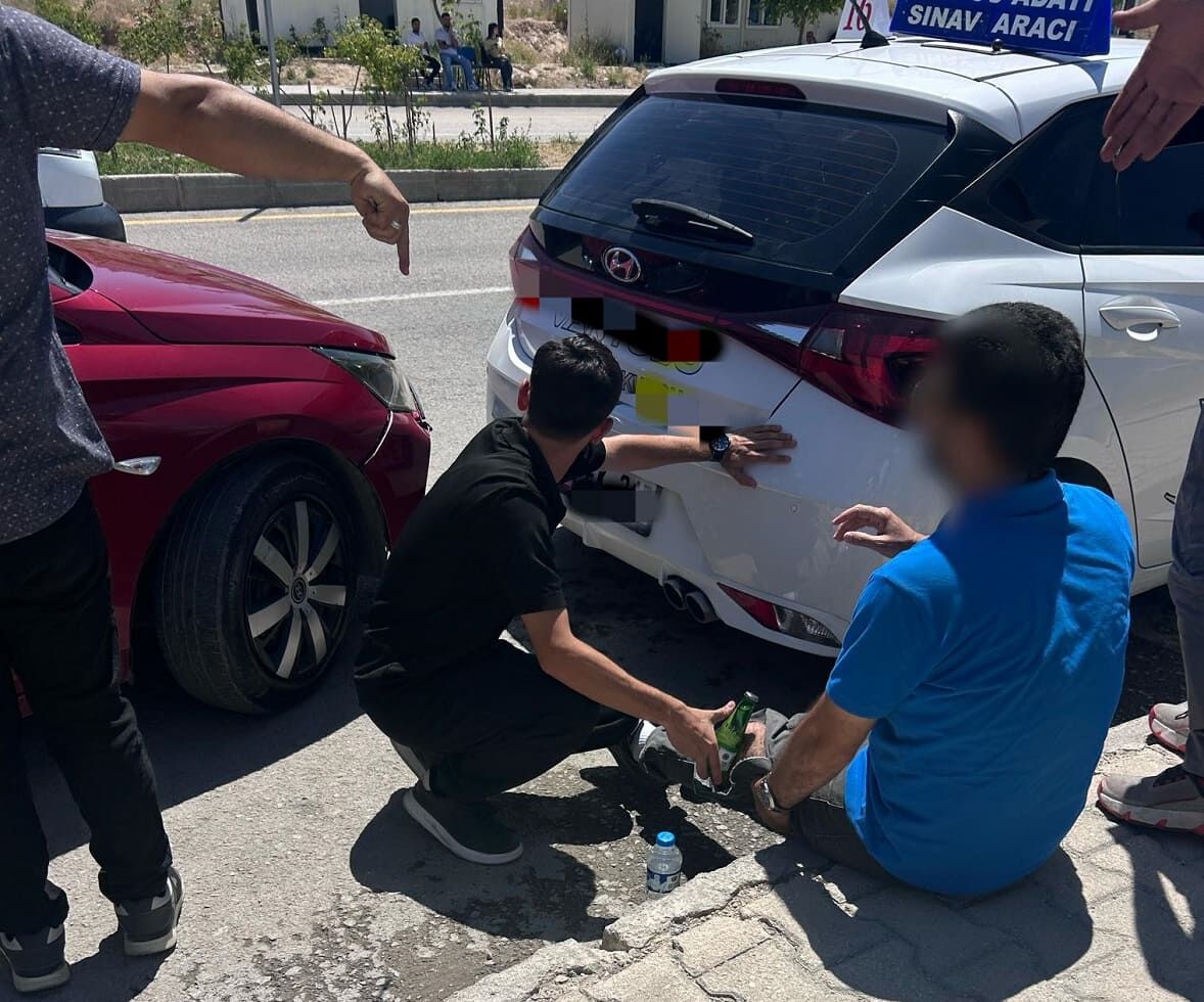 Van’da Ilginç Kaza! Ehliyet Sınavında Gözlemciye Çarptı (2)