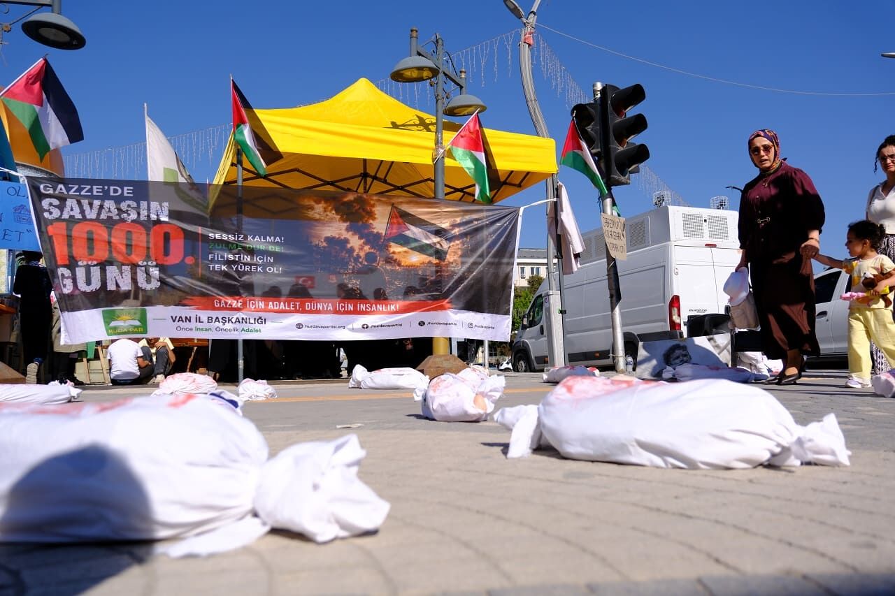 Van’da Kadınlardan “Kanlı Kefenli Bebek” Eylemi! (1)-1
