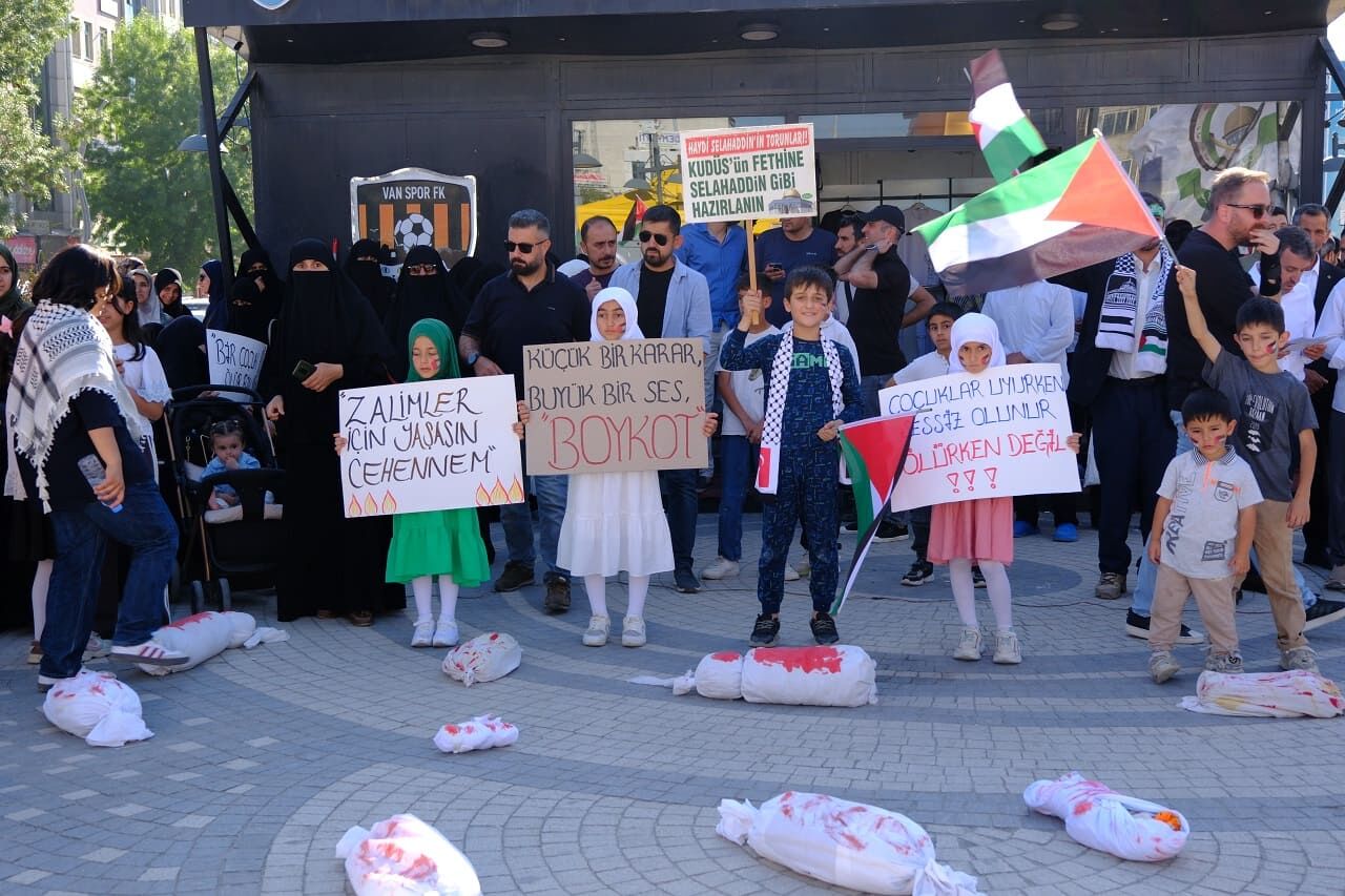 Van’da Kadınlardan “Kanlı Kefenli Bebek” Eylemi! (12)