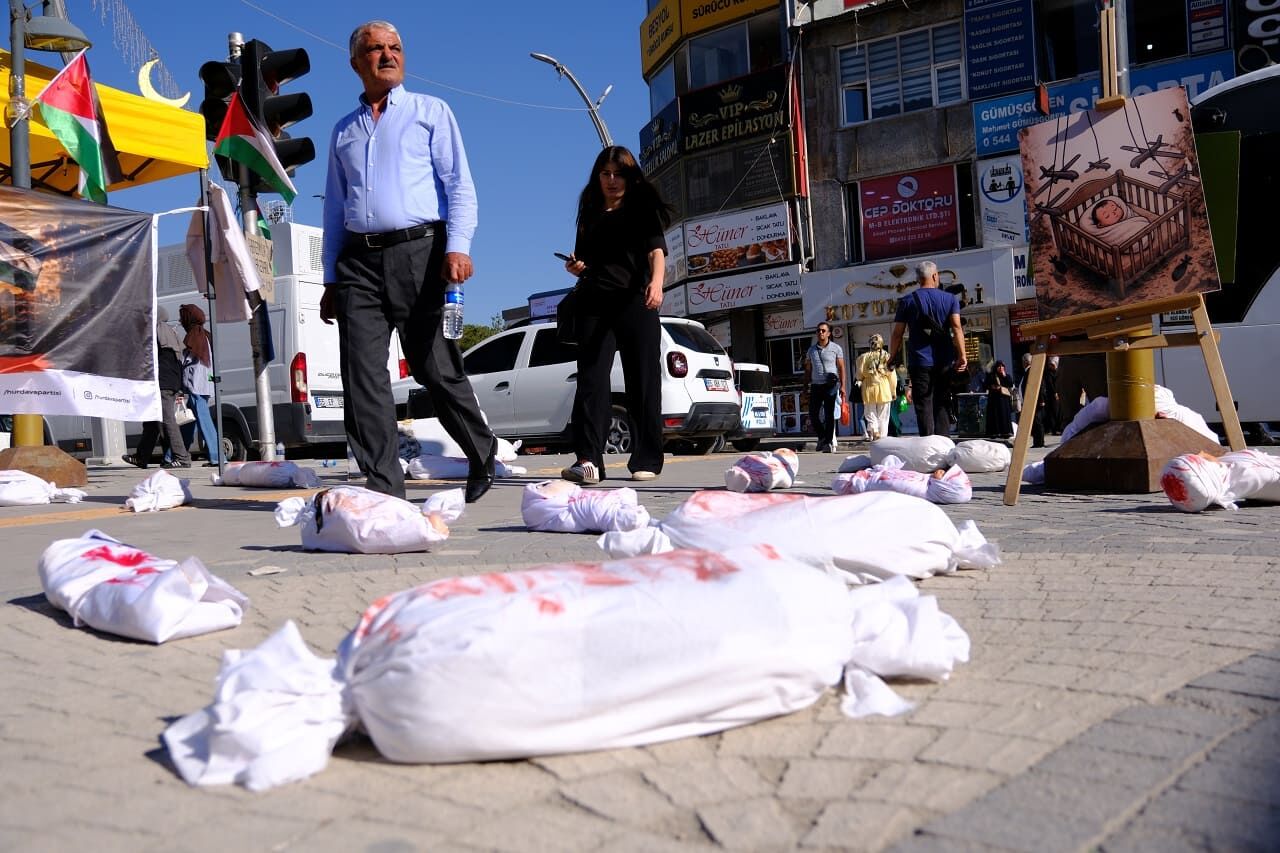 Van’da Kadınlardan “Kanlı Kefenli Bebek” Eylemi! (2)-1