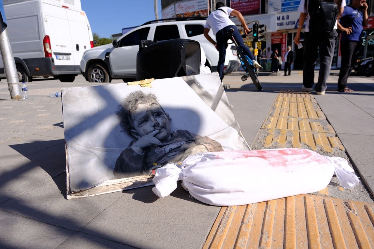 Van’da Kadınlardan “Kanlı Kefenli Bebek” Eylemi! (3)-1
