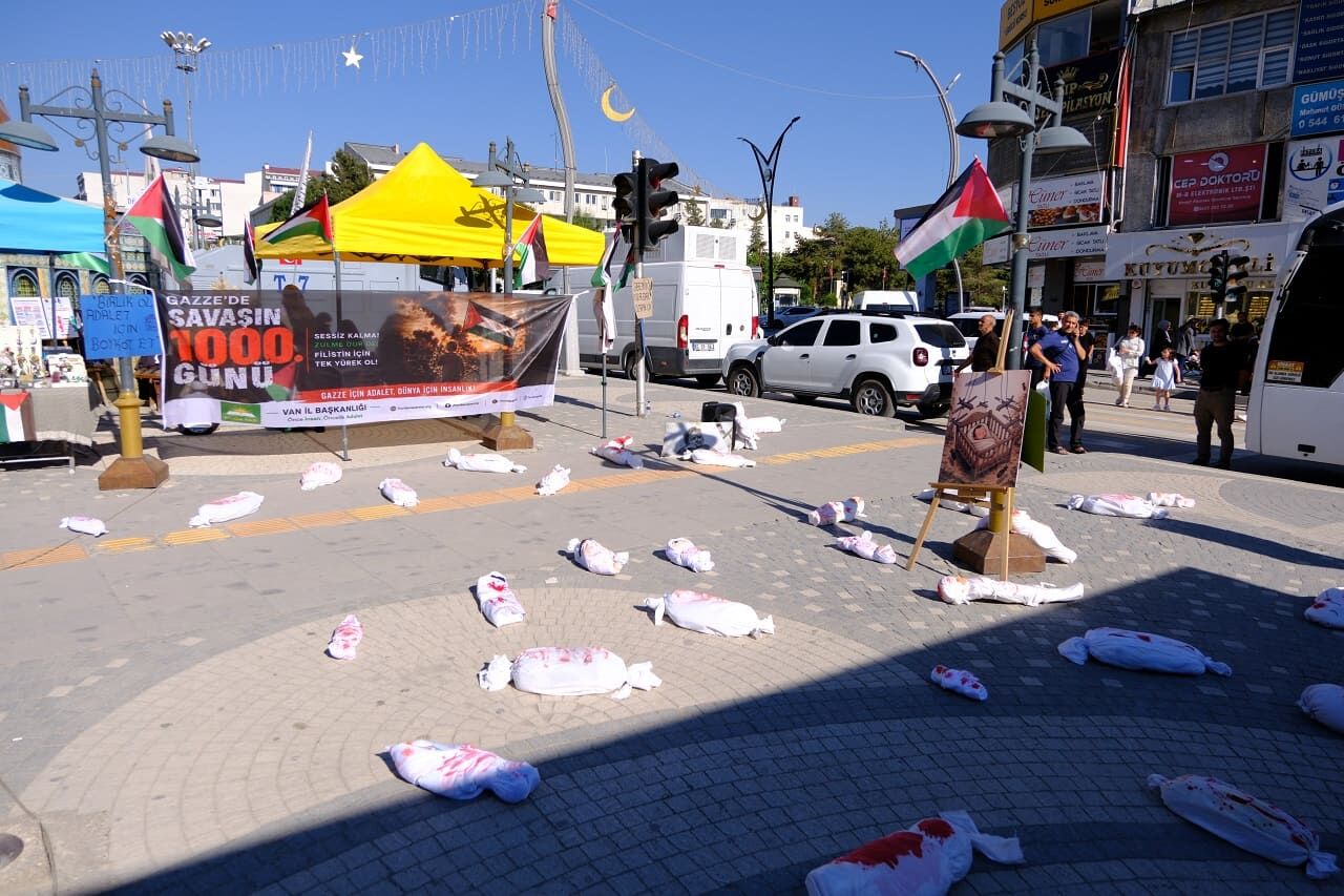 Van’da Kadınlardan “Kanlı Kefenli Bebek” Eylemi! (4)