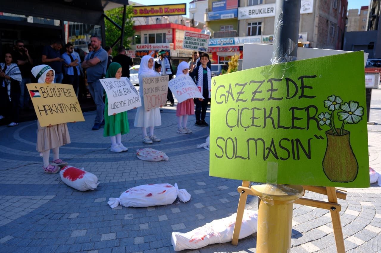 Van’da Kadınlardan “Kanlı Kefenli Bebek” Eylemi! (6)