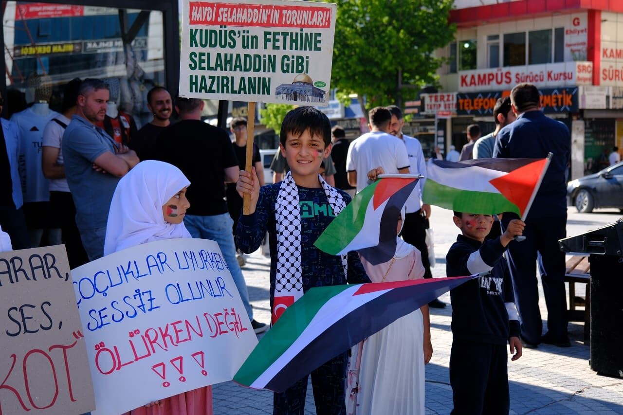 Van’da Kadınlardan “Kanlı Kefenli Bebek” Eylemi! (7)