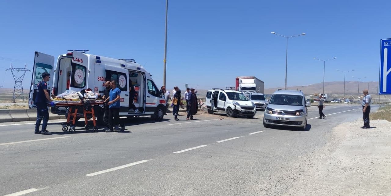 Van’da Kontrolden Çıkan Araç Refüje Çarparak Durabildi! (1)-1