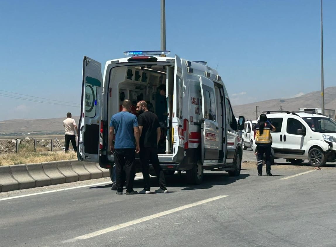 Van’da Kontrolden Çıkan Araç Refüje Çarparak Durabildi! (2)
