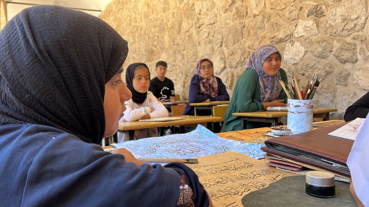 Van’da Kur’an Kursuna Gelen Öğrenciler Hat Sanatı Da Öğreniyor (4)