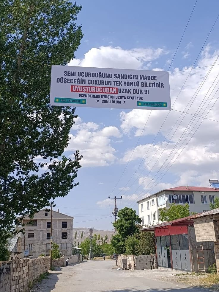 Van’da Mahalleli Uyuşturucuya Karşı Pankart Açtı! (1)