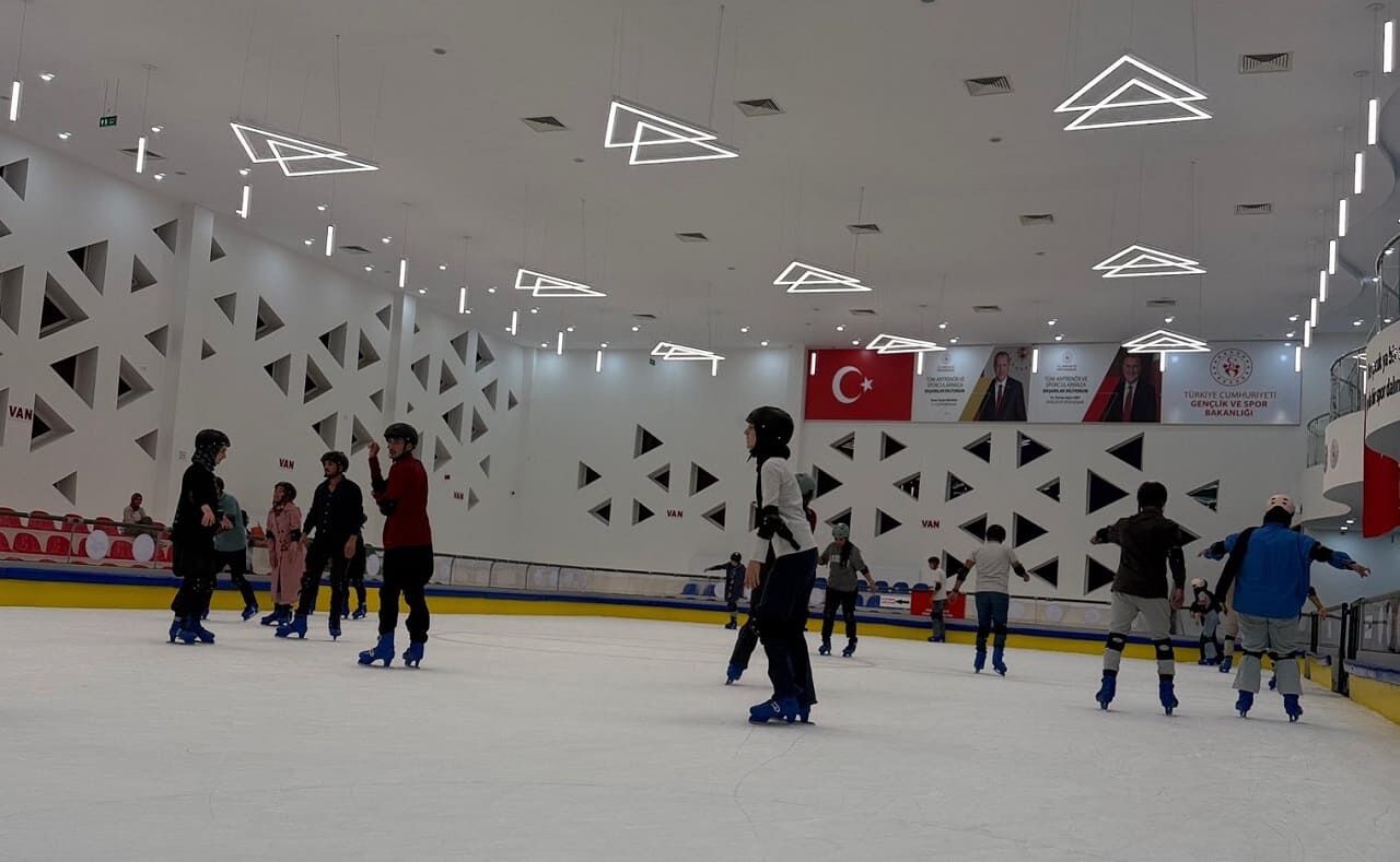 Van’da Serinlemek Isteyenler Buz Pistine Akın Ediyor! (1)