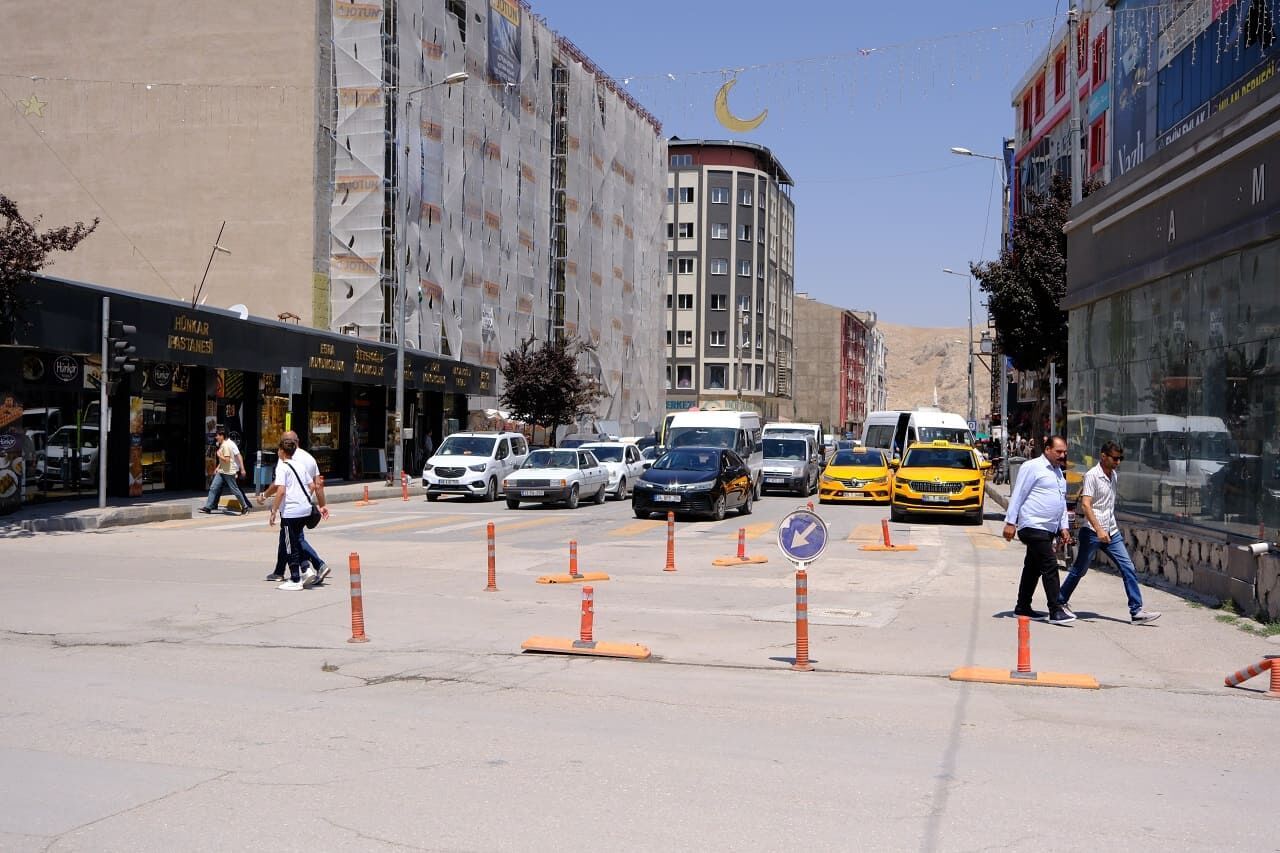 Van’da Tek Yön Uygulaması Ters Tepti! Trafik Kilitlendi, Esnaf Iş Yapamaz Hale Geldi (1)