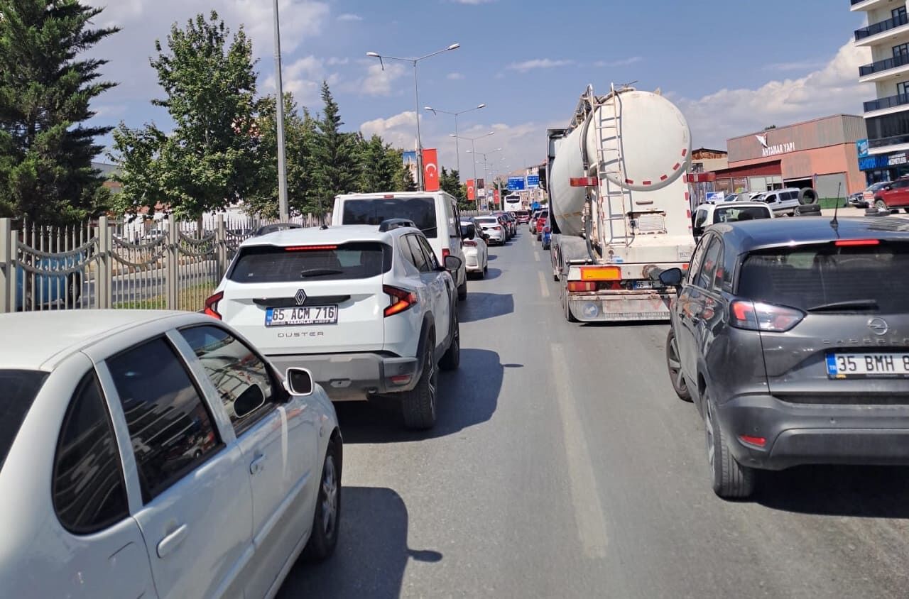 Van'da Trafik Lambaları Arızalandı, Şehir Içi Ulaşım Felç Oldu! (2)