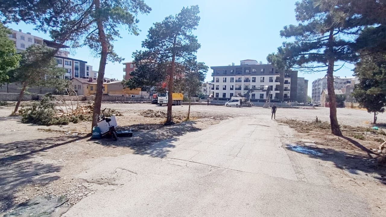 Van’da Ücretsiz Otopark Kapatıldı! Eski Orduevinin Yerine Ne Yapılacak (1)