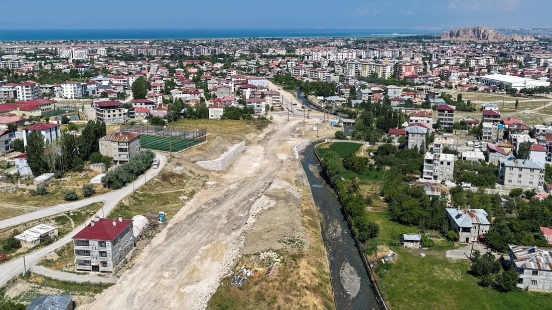 Van’da Yeni Açılacak Caddede Kaçak Yapıların Yıkımı Sürüyor (2)