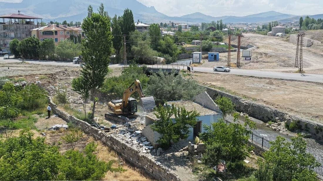 Van’da Yeni Açılacak Caddede Kaçak Yapıların Yıkımı Sürüyor (3)