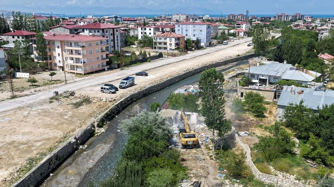 Van’da Yeni Açılacak Caddede Kaçak Yapıların Yıkımı Sürüyor (4)