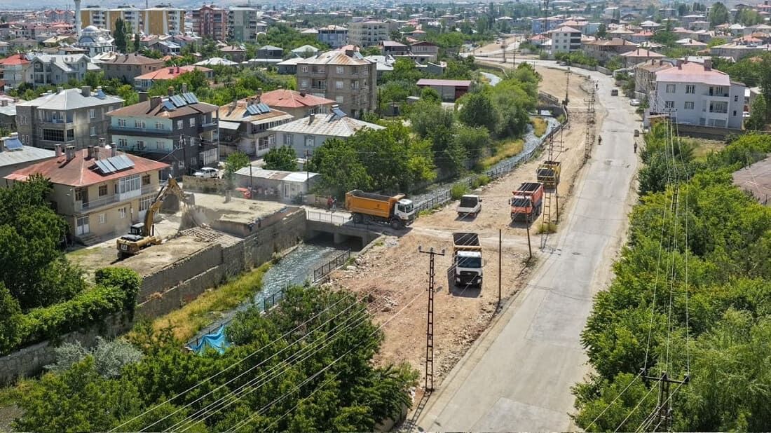 Van’da Yeni Açılacak Caddede Kaçak Yapıların Yıkımı Sürüyor (5)