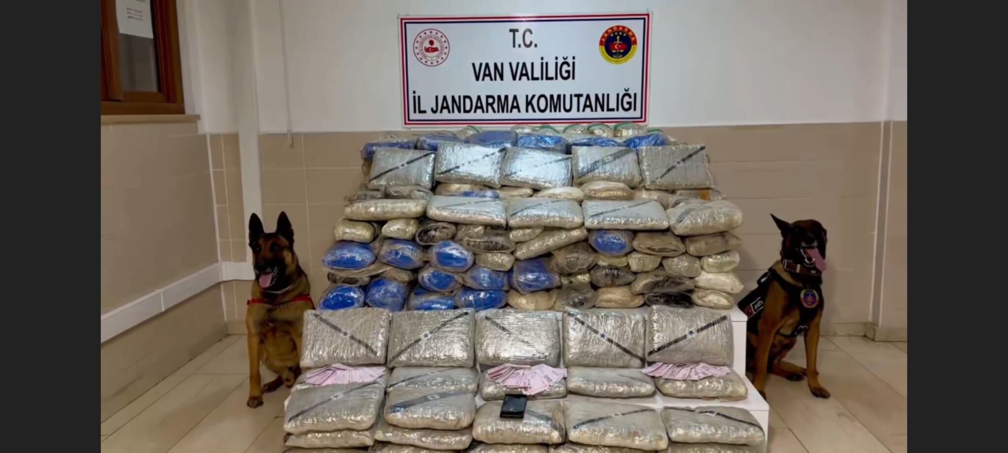 Van’da Yüzlerce Kilo Uyuşturucu Ele Geçirildi! (3)