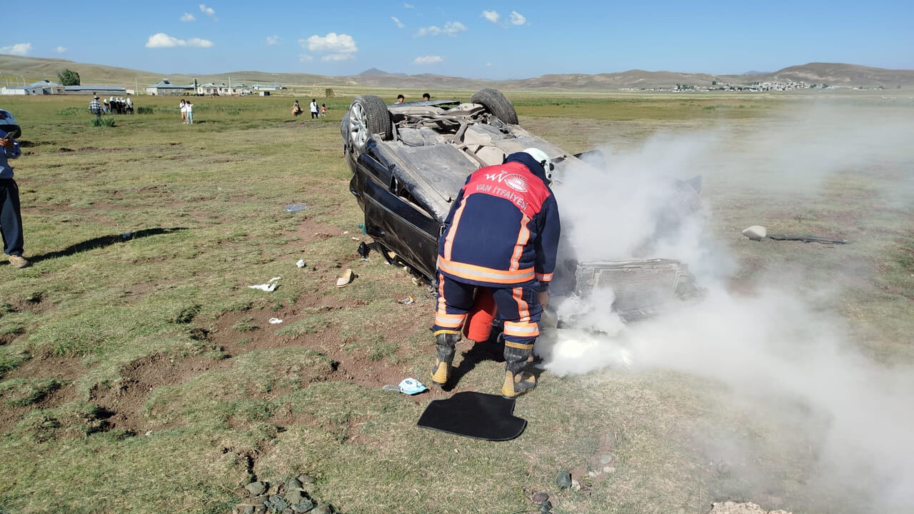 Van Özalp’ta trafik kazası: 3 kişi yaralandı