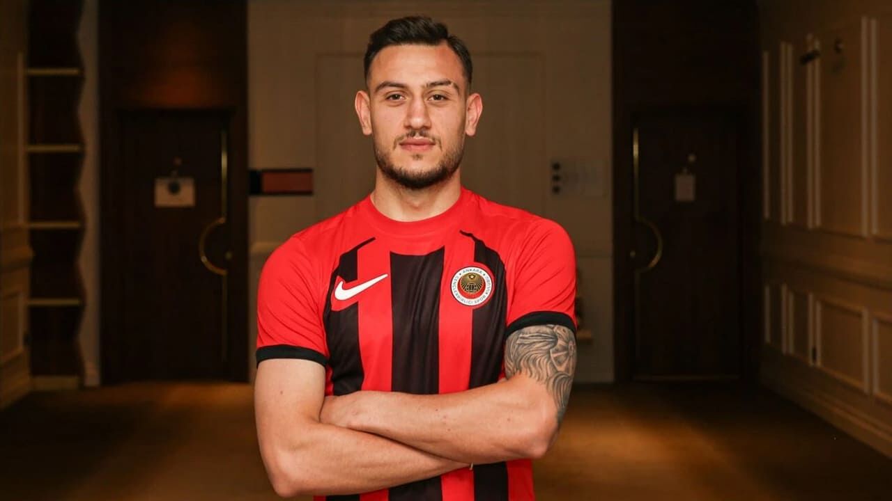 Vanspor'da Yaprak Dökümü Sürüyor! İki Futbolcu Daha Takıma Veda Etti (2)