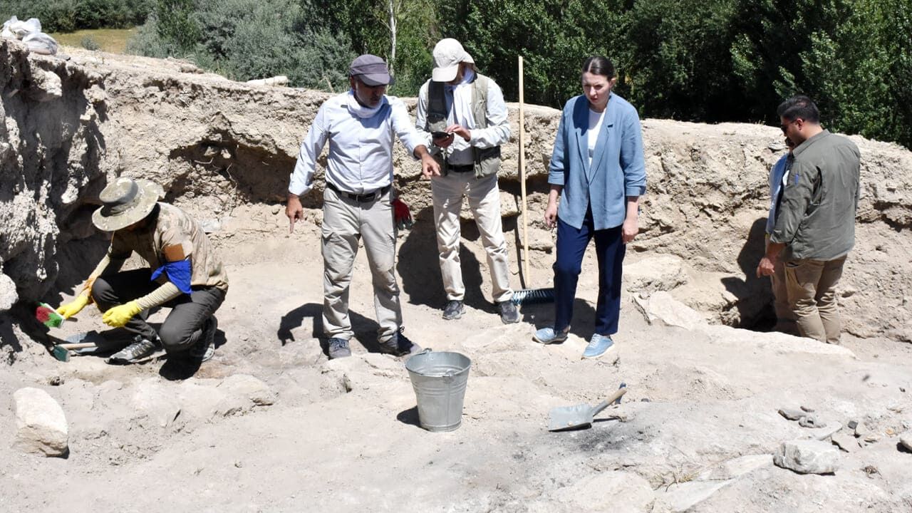 Çavuştepe Kalesi’nde Tarihe Işık Tutuluyor (1)