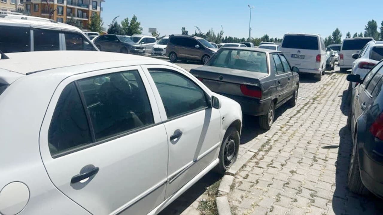 Erciş Devlet Hastanesi’nde Otopark Sorunu Büyüyor (1)
