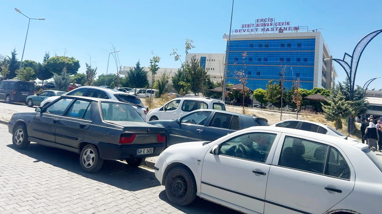 Erciş Devlet Hastanesi’nde Otopark Sorunu Büyüyor (2)