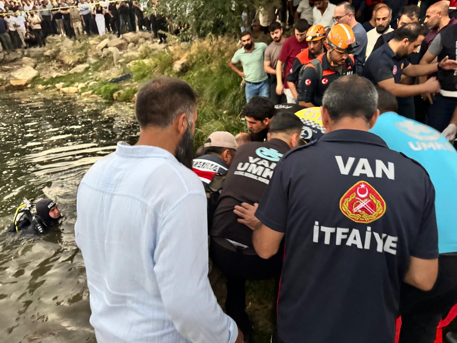 Van’da son dakika! Oğlunu kurtarmak için suya atladı hayatını kaybetti