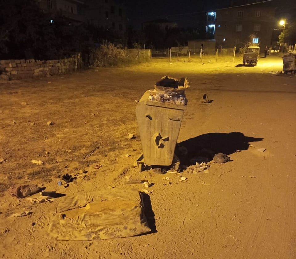İpekyolu’nda Sokaklar Çöpten Geçilmiyor! (2)