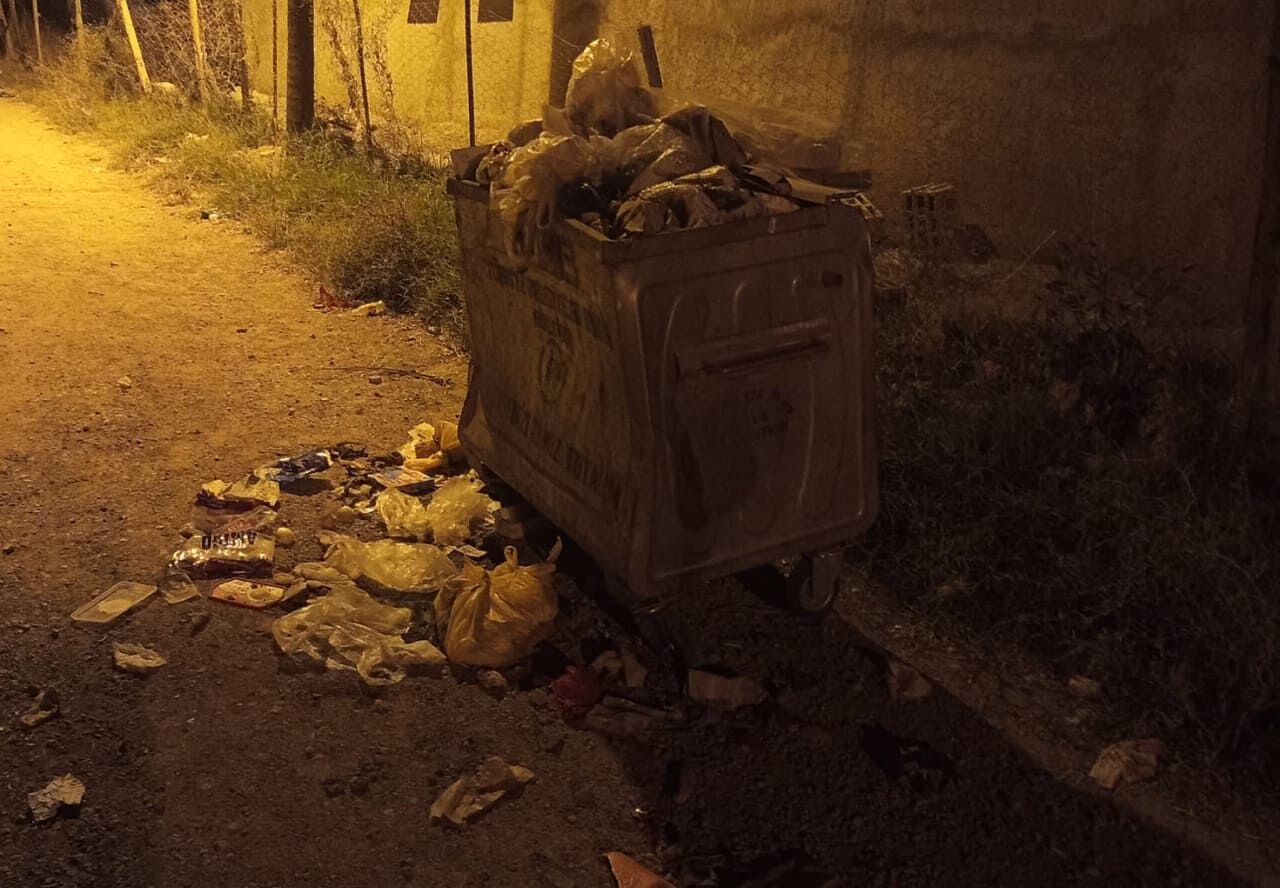 İpekyolu’nda Sokaklar Çöpten Geçilmiyor! (3)