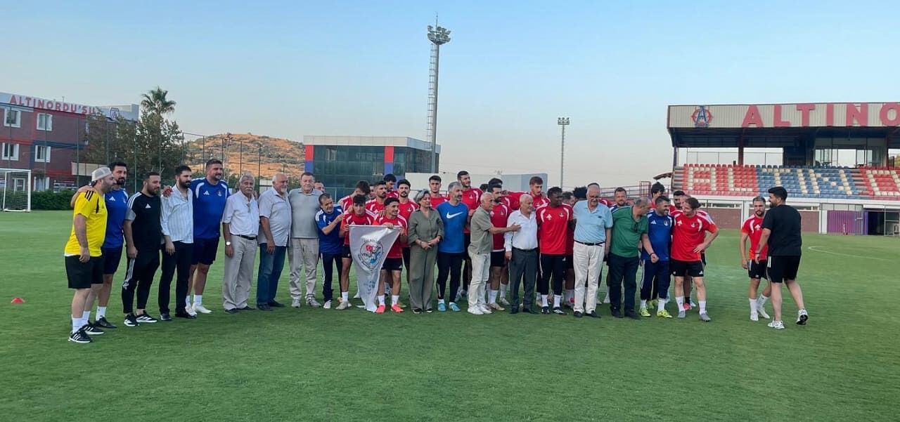 İzmir Ege Bölgesi Vanlılar Derneği’nden Vanspor’a Moral Ziyareti (2)