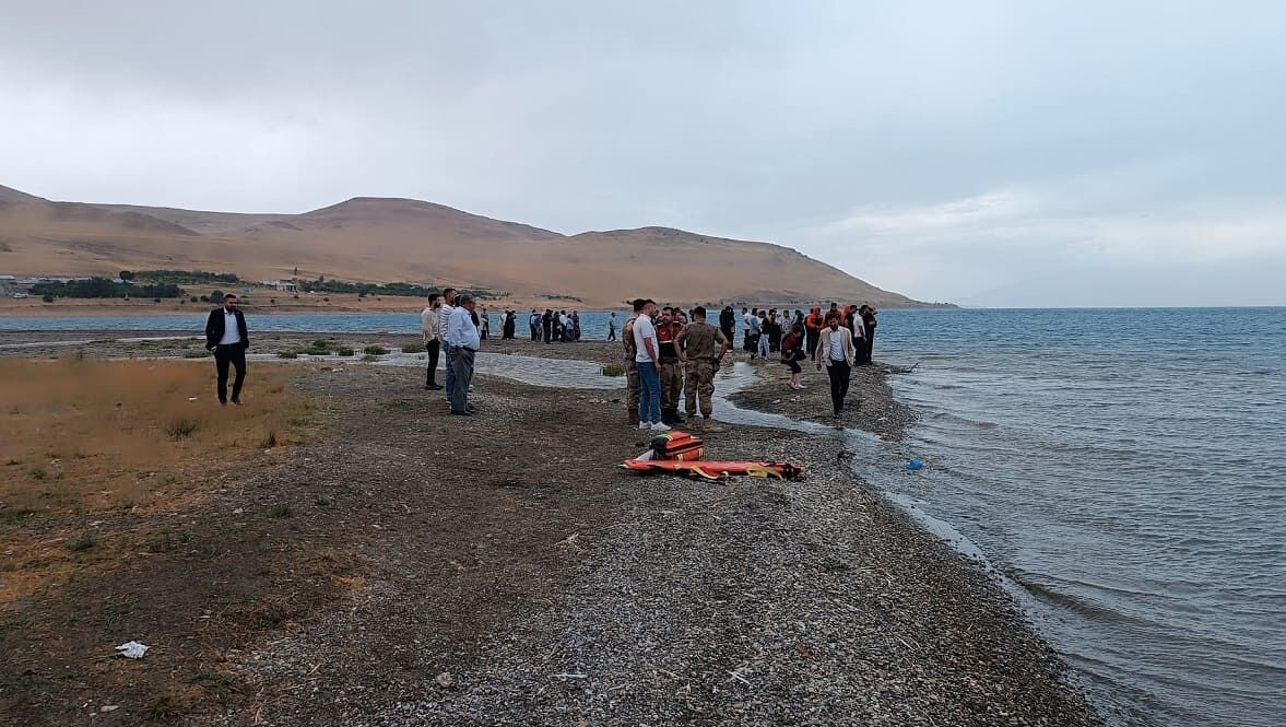 Van Gölü’nde Can Pazarı! 3 Genç Kız Hastaneye Kaldırıldı (2)