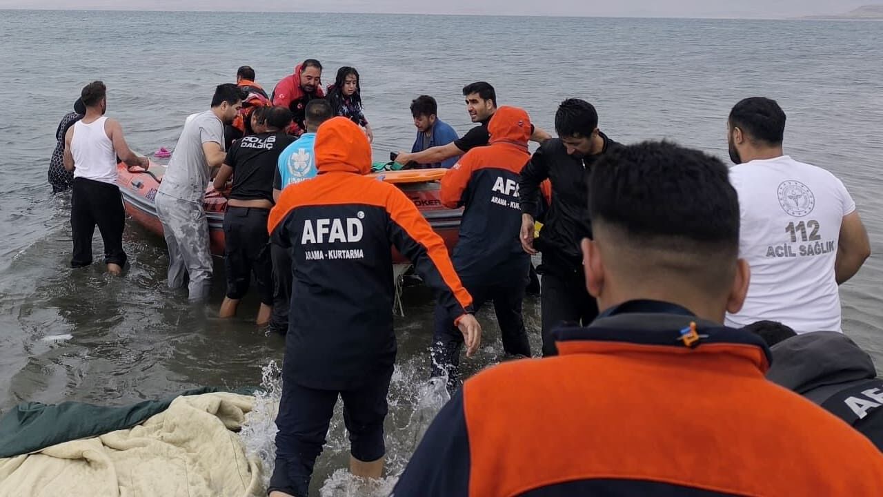 Van Gölü’nde Facia Kurtarılan 3 Kişiden 1’I Hayatını Kaybetti (2)
