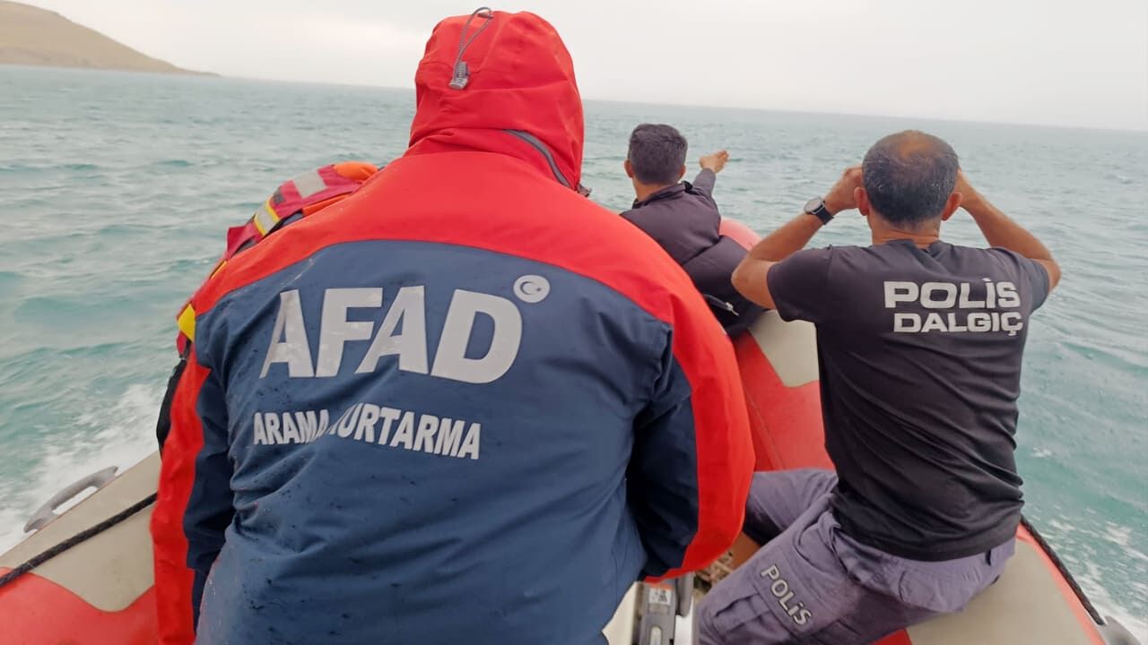 Van Gölü’nde Facia Kurtarılan 3 Kişiden 1’I Hayatını Kaybetti (4)