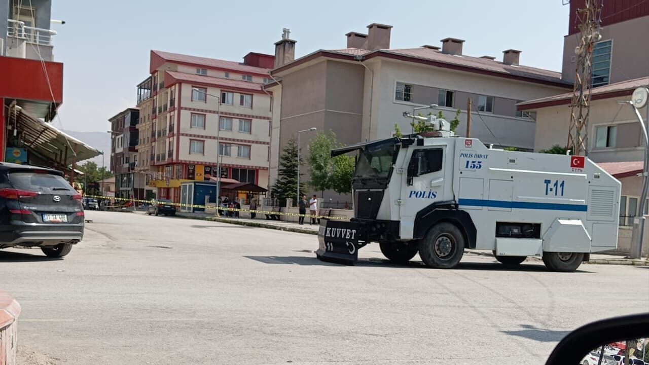 Van Muradiye'de Kavga! Yaralılar Var