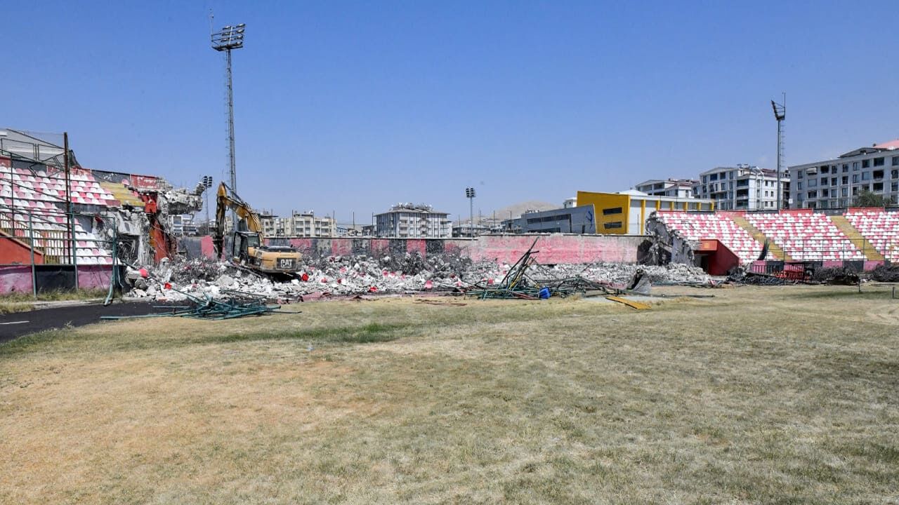 Van Stadyumu Tarihe Karışıyor! Yerine Yenisi Geliyor (3)