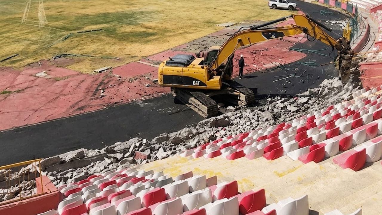 Van Stadyumunda Yıkım Resmen Başladı! İş Makineleri Sahaya Girdi (1)