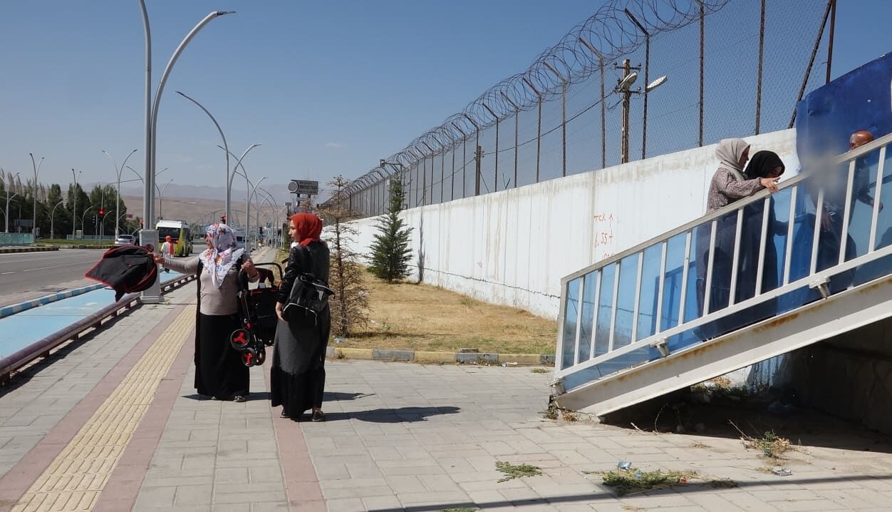Van’da Bebek Arabalı Kadınlar Minibüslere Alınmıyor! (1)