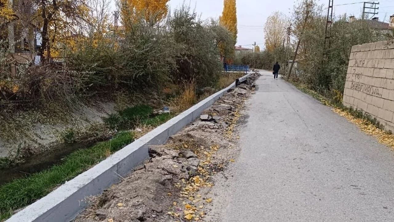 Van’da Dsi̇ Kazdı, Belediyeler Unuttu! 3 Ilçeden Geçen Yol Kaderine Terk Edildi (1)-1