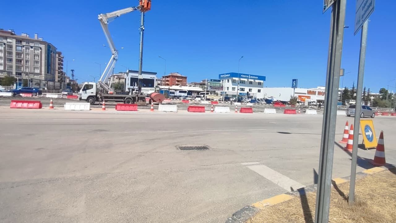 Van’da Eski Emniyet Kavşağı Kapatıldı, Trafik Felç Oldu (6)