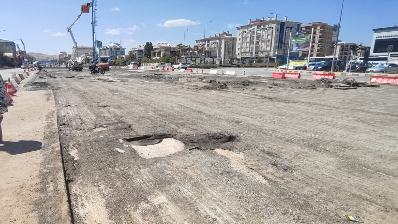 Van’da Eski Emniyet Kavşağı Kapatıldı, Trafik Felç Oldu (7)