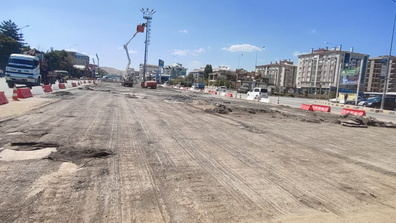 Van’da Eski Emniyet Kavşağı Kapatıldı, Trafik Felç Oldu (8)