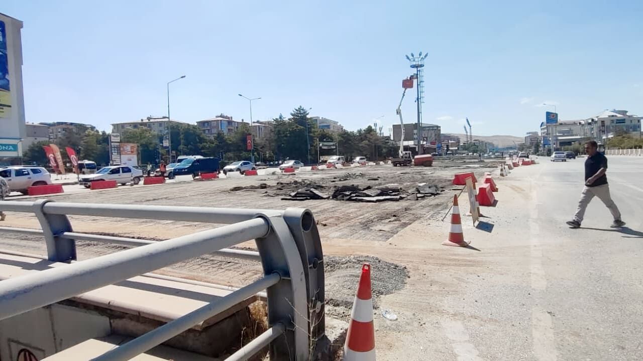 Van’da Eski Emniyet Kavşağı Kapatıldı, Trafik Felç Oldu (9)