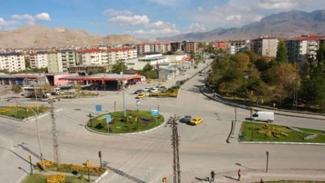 Van’da Eski Emniyet Kavşağı Trafiğe Kapatıldı Trafik Kilitlendi (2)