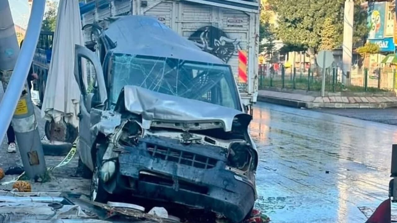 Van’da Feci Kaza Tir Araçları Biçti Geçti (3)