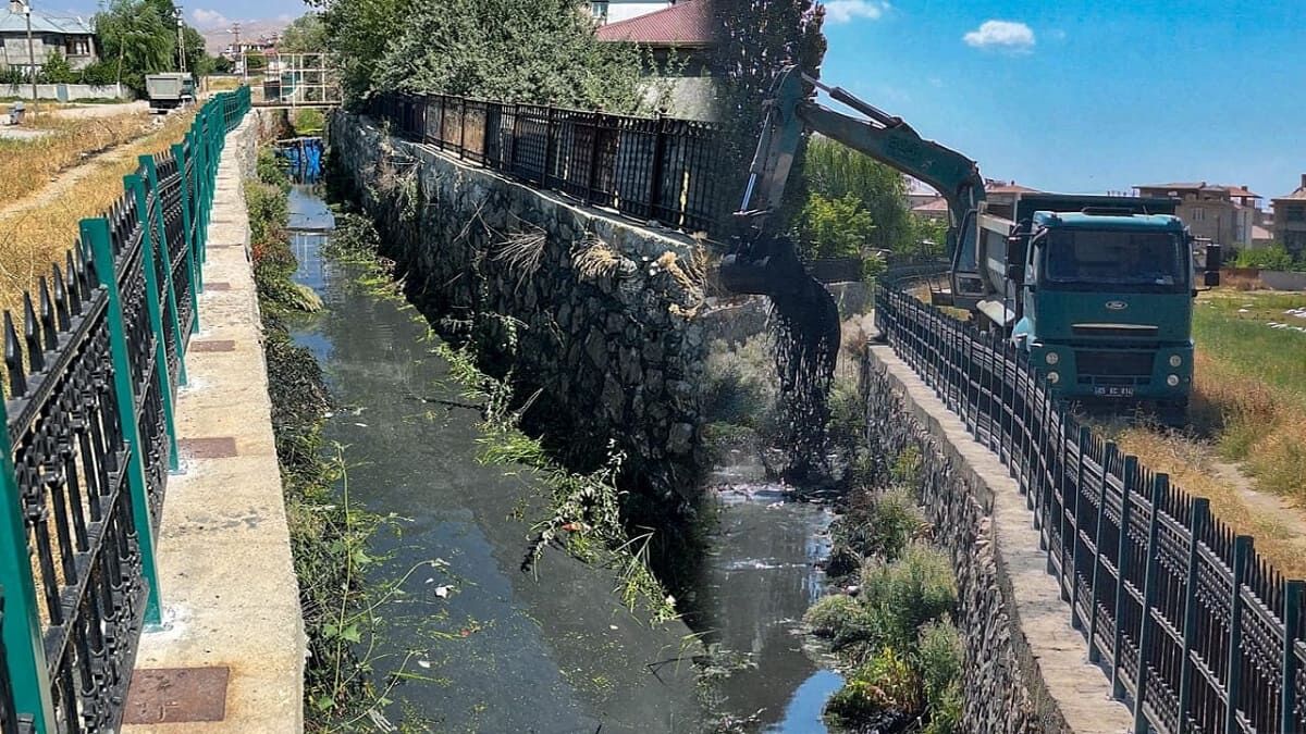Van’da iki mahallede taşkınlara karşı çalışma başlatıldı