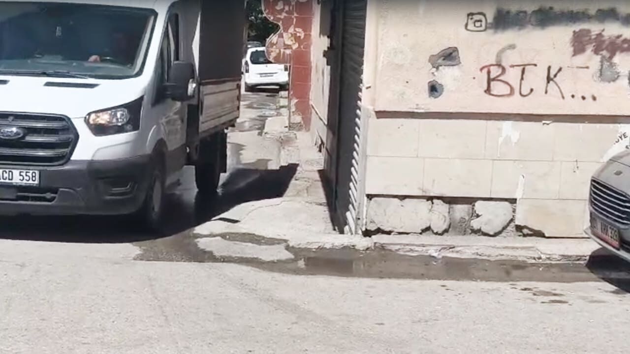 Van'da Kanalizasyon Alarmı! Pis Koku Mahalleyi Sardı (2)