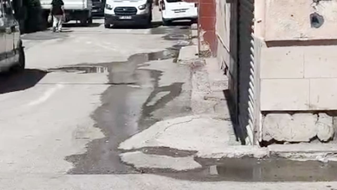 Van'da Kanalizasyon Alarmı! Pis Koku Mahalleyi Sardı (3)