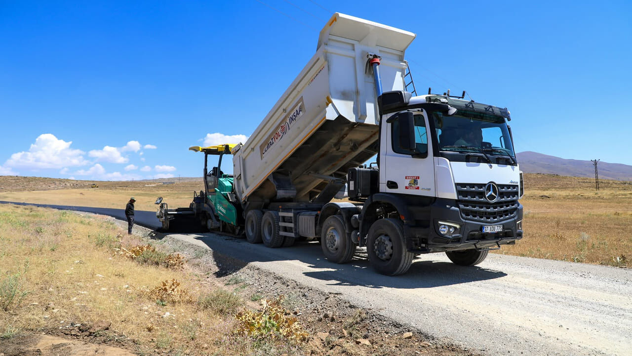 Van’da Kırsal Mahalleler Sıcak Asfaltla Buluşuyor (3)