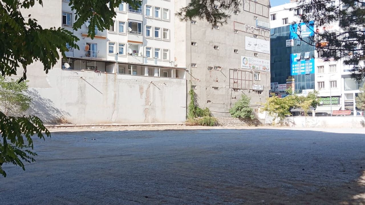 Van’da Otopark Olarak Kullanılıyordu! Zabıta Müdahale Etti, Alan Kapatıldı (1)