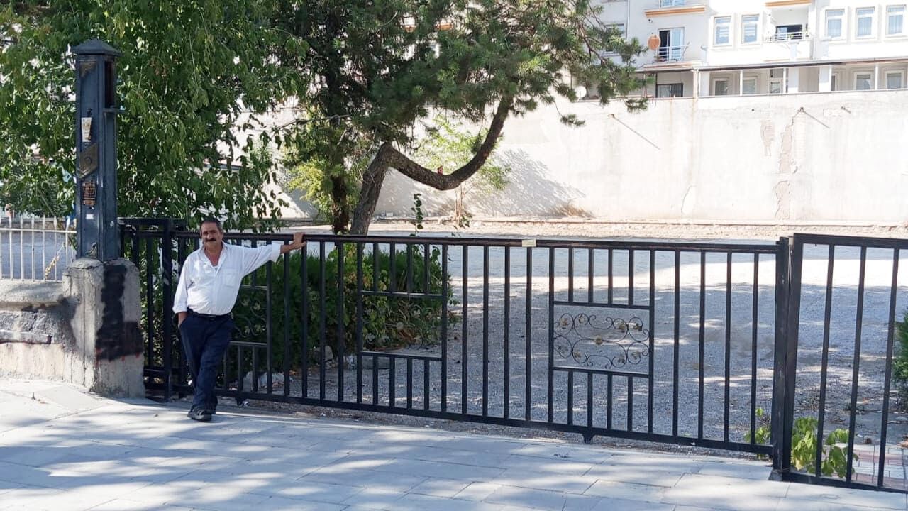 Van’da Otopark Olarak Kullanılıyordu! Zabıta Müdahale Etti, Alan Kapatıldı (3)